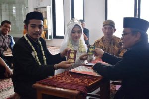 Dengan Suasana Haru, Tahanan Ini Terpaksa Menikah di Mako Polresta Sidoarjo