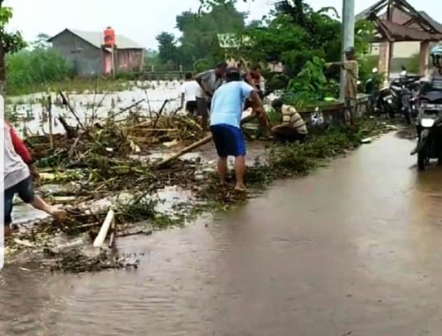 Hujan Deras Jebolkan Tanggul dan Rendam 5 Petak Kolam Ikan di Plosoklaten Kediri