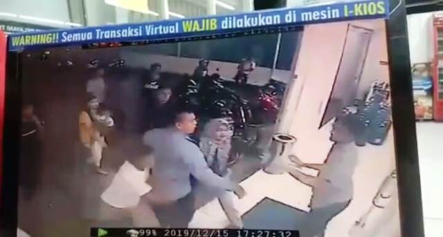 Kasus Pengeroyokan di Minimarket Wonoayu Terekam CCTV