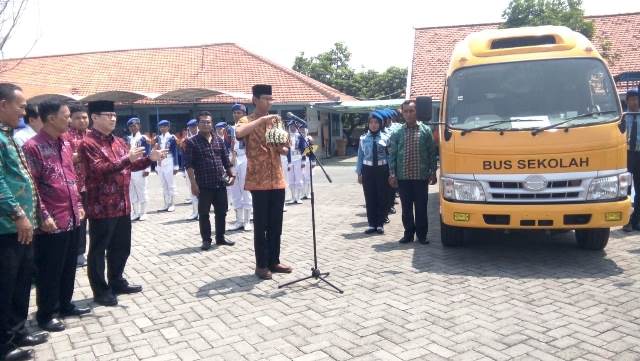 Didampingi Legislator PDIP, Henky Kurniadi Beri Bantuan Mini Bus ke 2 Sekolah di Surabaya