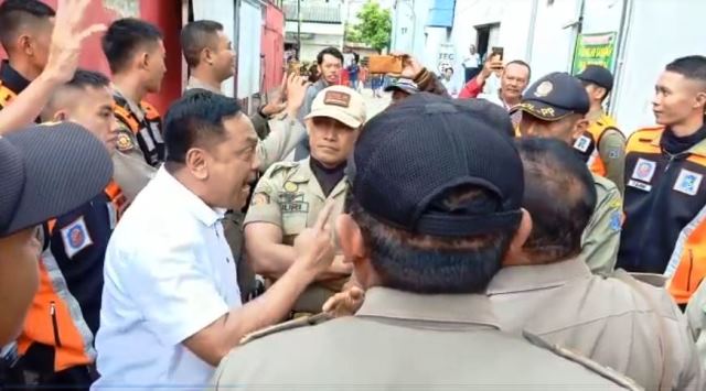Legislator PDIP Hadang Satpol PP Surabaya Saat Gelar Razia PKL Genteng