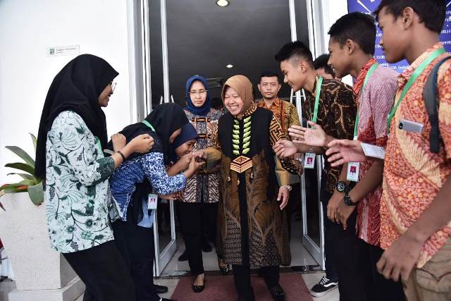 Apresiasi Siswa Berprestasi, Wali Kota Risma: Buat Semua Orang Indonesia Bangga