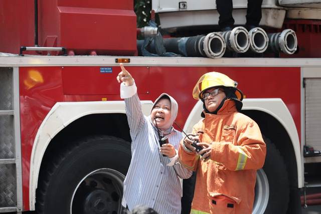 Terjun Langsung Atasi Kebakaran, Wali Kota Risma Diapresiasi PDI Perjuangan