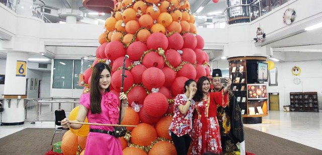 Natalampion, Pohon Natal Terbuat Dari 358 Lampion China