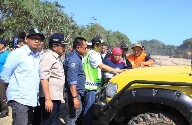 Di Malang, Gubernur Khofifah Offroad Jelajahi Jalan Lingkar Selatan Sepanjang Pantai Selatan