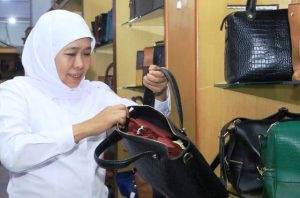 Ini Langkah Pemprov Jatim Hidupkan Sentra Tas Tanggulangin