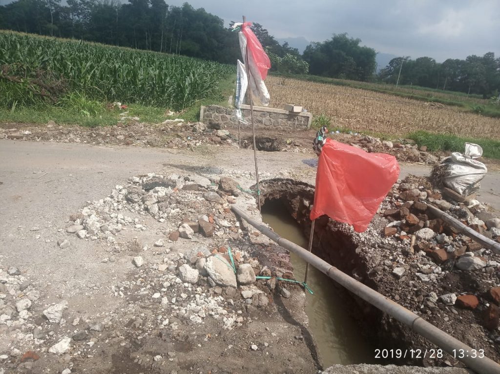 Truk Pasir Hancurkan Konstruksi Gorong gorong, Akses Warga Dusun Sumberpancur Terputus