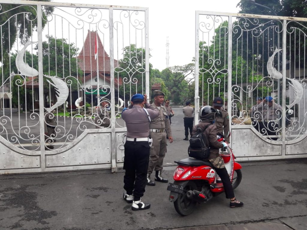 KPK Tangkap Bupati Saiful Ilah, Polisi Jaga Ketat Pendopo Kabupaten