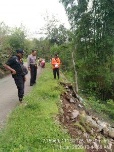 Hujan Deras yang Disertai Angin Terjang Rumah Warga Desa Jati Kediri