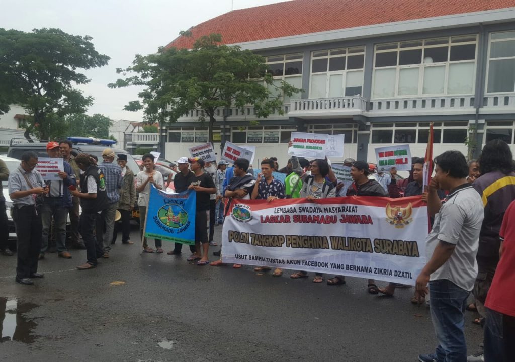 Tak Terima Wali Kota Dihina, LSM Surabaya Teriak Seret “Zikria Dzakil” di Depan Mapolrestabes