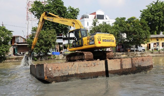 Pemkot Surabaya Rutin Normalisasi Sungai Kalimas
