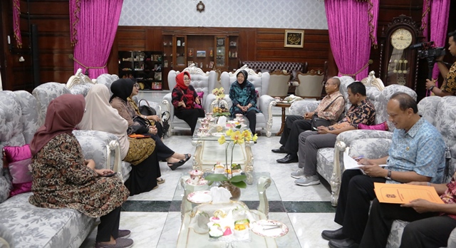 Terima Kunjungan Pengurus YPAC, Begini Cara Wali Kota Risma Perhatikan Anak Cacat di Surabaya