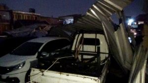 Surabaya Diterpa Hujan Angin, 4 Mobil Tertimpa Atap Parkiran