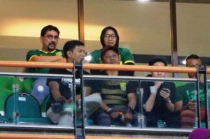 Ini Kesan Machfud Arifin Saat Nribun di GBT Nonton Persebaya