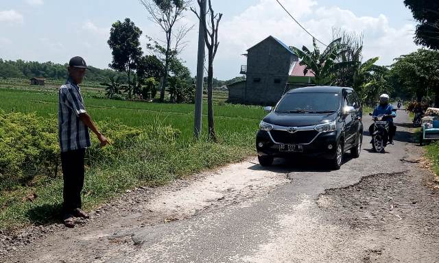 Jalan Berlubang Makan Korban, Kades Sekoto Kediri Bersurat ke Dinas PUPR