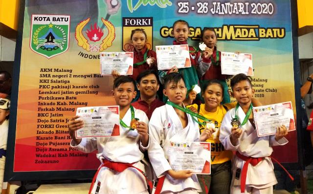 Enam Pelajar Surabaya Sabet Thropy di Ajang Karate se Jawa-Bali