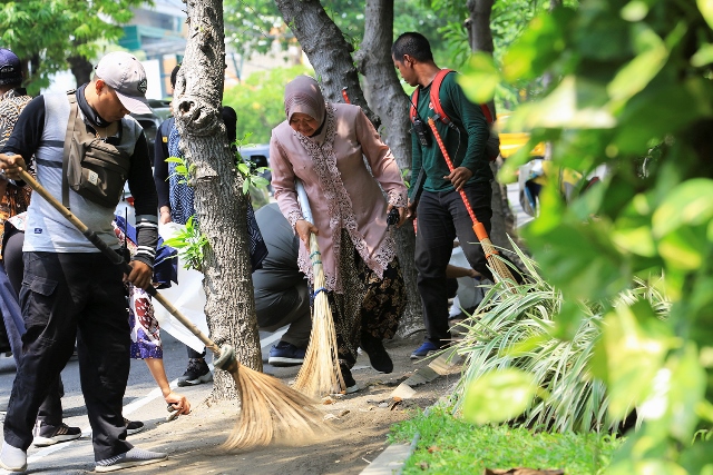 Tak Kenal Lelah, Wali Kota Risma Terus Bersihkan dan Percantik Surabaya