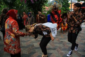 Sambut Kedatangan 36 Student Exchange AIYEP, Ini Paparan Wali Kota Risma