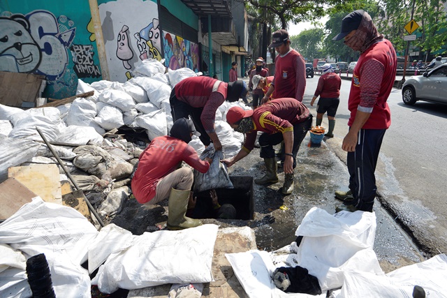 Berhasil Antisipasi Banjir, Dinas PU Bina Marga Surabaya Akui Peran Petugas di Lapangan