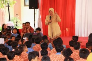 Beri Pengarahan Pelajar, Wali Kota Risma: Satu Anak pun Berharga Bagi Negara Ini