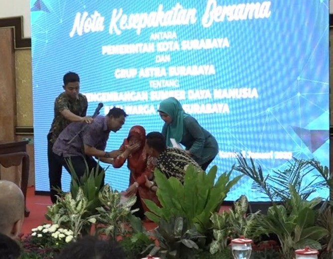 Astra Terima Magang Anak anak Surabaya, Risma Sujud Syukur dan Menangis