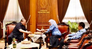 Bertemu Ketua DPD RI, Gubernur Khofifah Serahkan Buku Perpres 80/2019