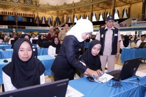 Tinjau Pelaksanaan SKD CPNS, Gubernur Khofifah Beri Motivasi Peserta