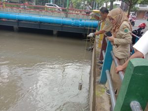 Bercampur Cairan Hitam Bau Bio Solar, DLHK Ambil Sampel Air Sungai Pucang