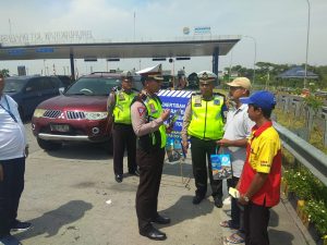 PJR Gelar Operasi Osle dan Sosialisasi E-TLE di Gerbang Tol Warugunung