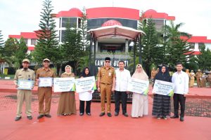 Sekda Rooswandi Serahkan Santunan Kematian ke Keluarga eks Pegawai Pemkab Tanbu