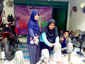 Peringati HPSN, Emak-emak di Surabaya Dilatih Daur Ulang Popok Bekas