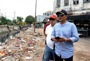 Kedepankan Humanisme, Begini Cara Unik Satpol PP Surabaya saat Penertiban Pedagang di Pasar Banyu Urip