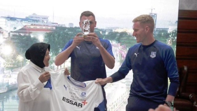 Dua Pelatih Klub Sepak Bola Tranmere Rovers Beri Coaching Clinic di Surabaya