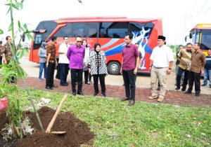 Hibahkan Bibit Bambu, Ketua DPRD Provinsi Bali Apresiasi Kemajuan Kota Surabaya