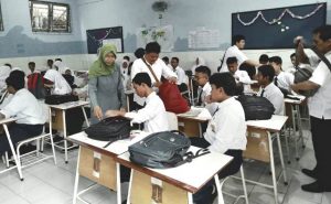 Cegah Konten Negatif, Pemkot Surabaya Operasi Handphone Milik Pelajar
