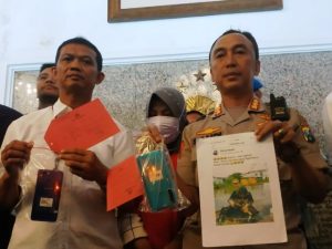 Akun FB Penghina Wali Kota Risma Menangis di Hadapan Awak Media