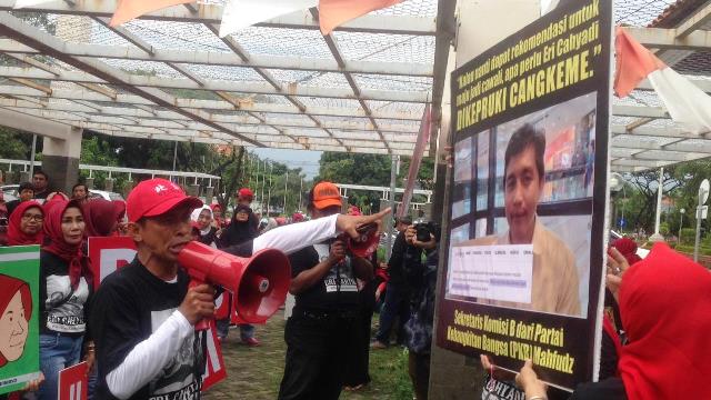 Bela dan Dukung Eri Cahyadi, Emak-emak Berkerudung Merah Luruk Bawaslu Surabaya