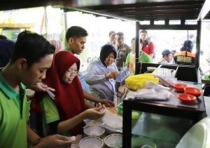 Intip Serunya Bu Risma saat jadi Penjual Bakso Dadakan