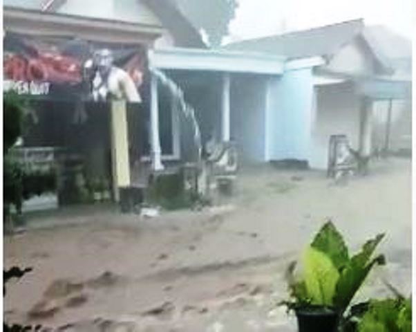 Hujan Deras Terpa Desa Satak Kediri, Air Gunung Genangi Jalan Perkampungan