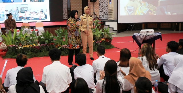 Begini Cara Wali Kota Risma Semangati Pelajar Kejar Paket di Surabaya