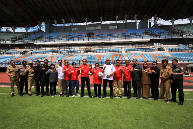 Kunjungi GBT, Ketum PSSI Apresiasi Persiapan Pemkot Surabaya
