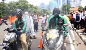 Gubernur Khofifah Pantau Langsung Penyemprotan Disinfektan Untuk Ojek Online