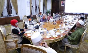 Gubernur Khofifah Mohon Do’a Para Ulama Agar Jatim Segera Terbebas Covid-19