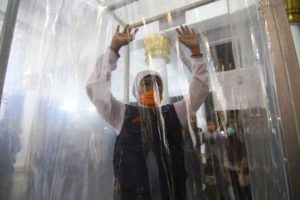 Cegah Penyebaran Covid-19 Pemprov Jatim Sediakan Room Screening dan Drive Through Desinfektan