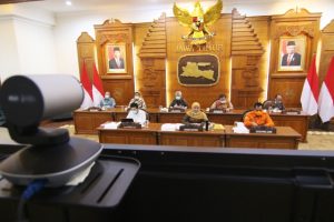 Gelar Rakor Video Conference dengan 38 Kepala Daerah Gubernur Jatim Bahas Dampak Sosial Ekonomi Covid-19