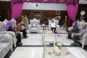 Bantu Kebutuhan Medis Perdatin Jatim, Wali Kota Risma Serahkan Face Shield hingga Baju Overall Dokter