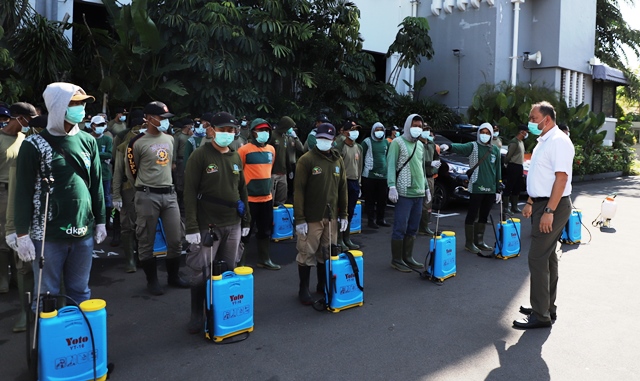 Lawan COVID-19, Pemkot Surabaya Kerahkan Ratusan Personel di Giata Penyemprotan Disinfektan