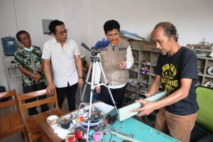 Pemprov Dukung Dukung Face Shield Karya Despro ITS