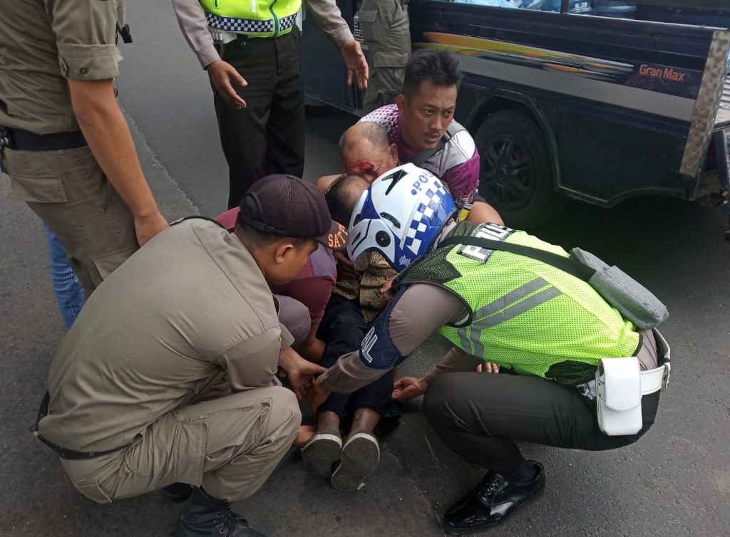 Dua Anggota Polres Kediri Evakuasi Korban Laka di Jalan Pelem