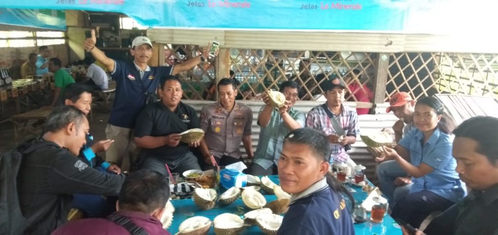 Rekatkan Kemitraan, Polsek Ngadiluwih Polres Kediri Ajak Wartawan Pesta Durian